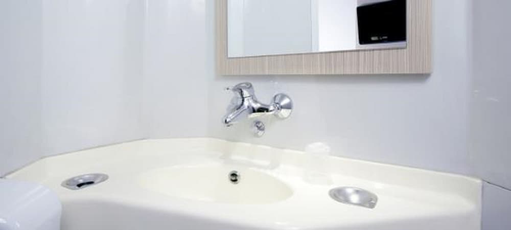 Standard Room, 3 Twin Beds - Photo 10