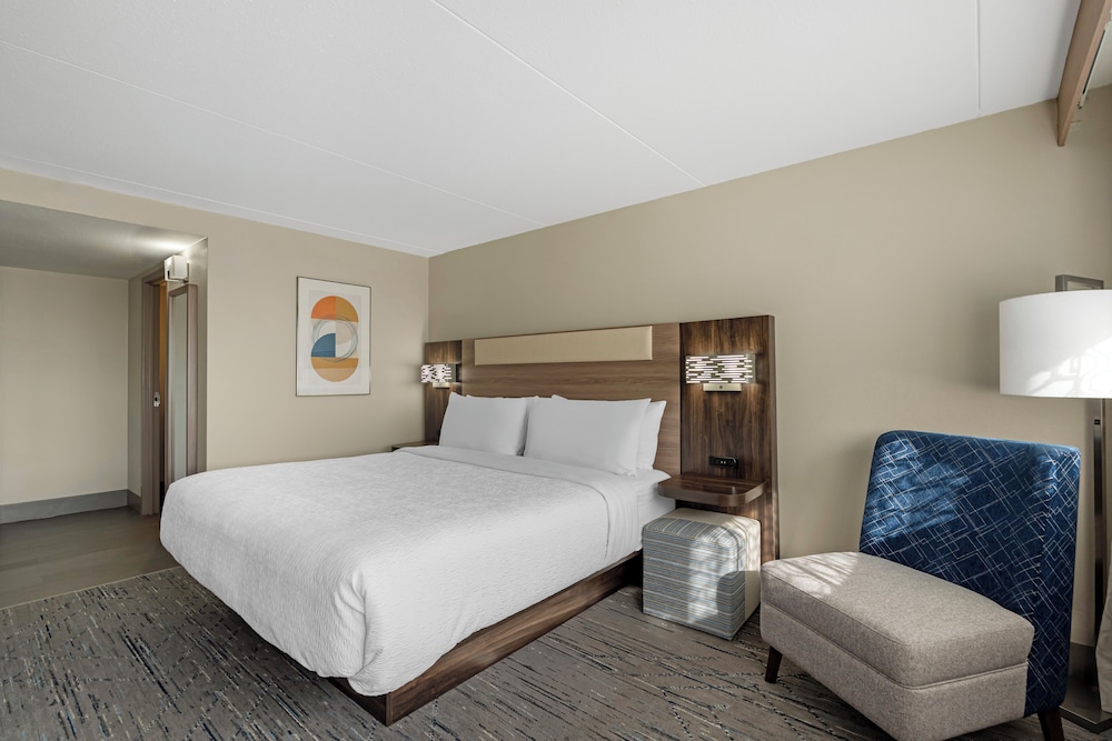 Standard Room, 1 King Bed, Non Smoking - Photo 2