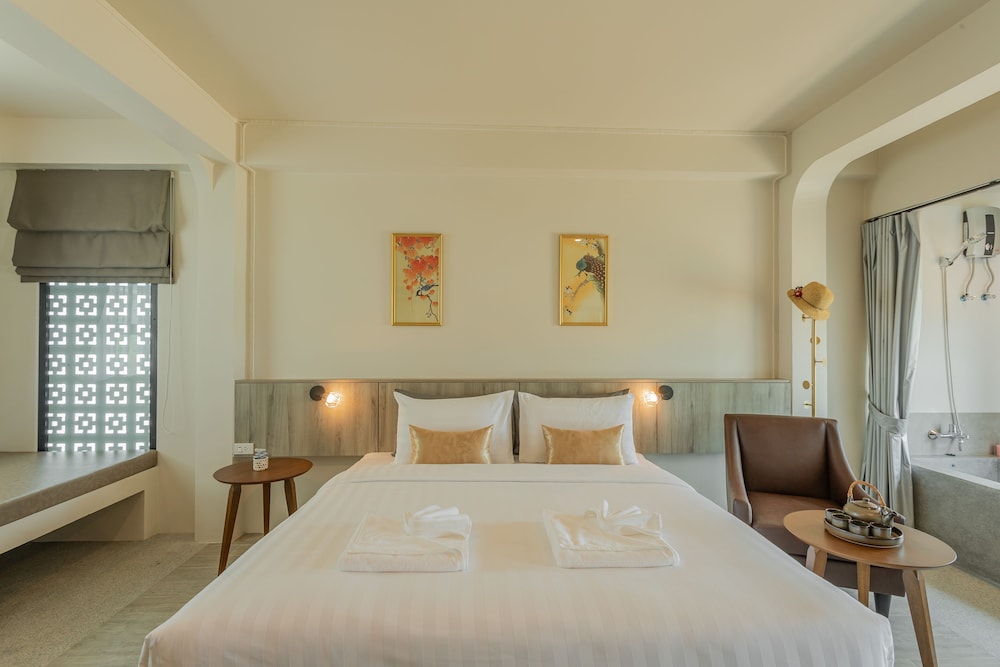 Romantic Room, 1 King Bed, Bathtub, Tower, Nature View photo 3