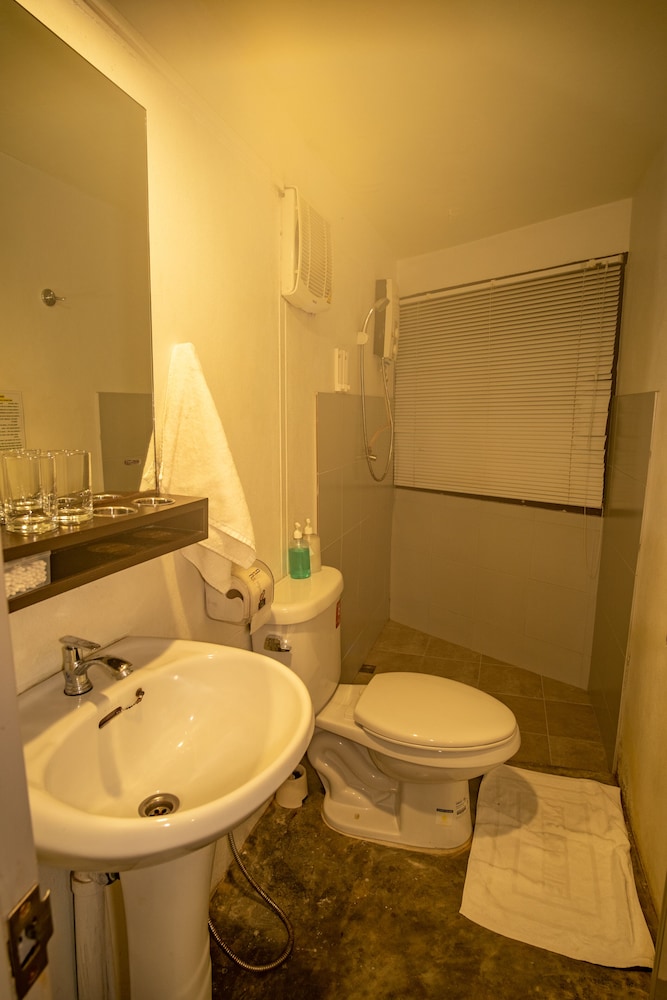 Deluxe Double Room, 1 Queen Bed, Private Bathroom photo 2