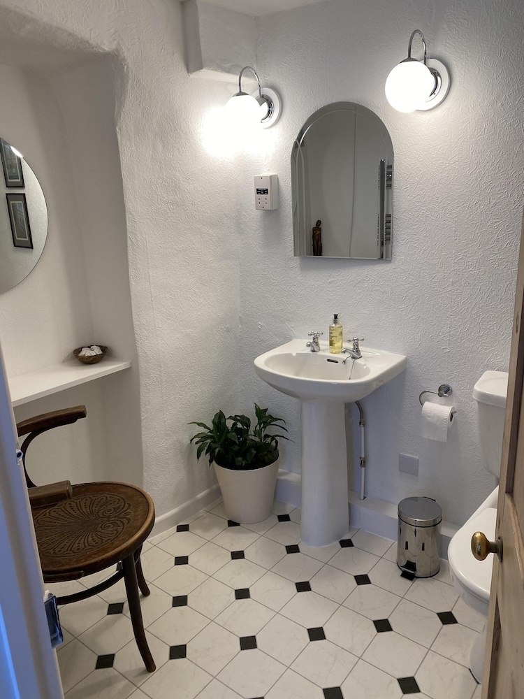 Double or Twin Room, Ensuite, Courtyard View (Gittisham) photo 2