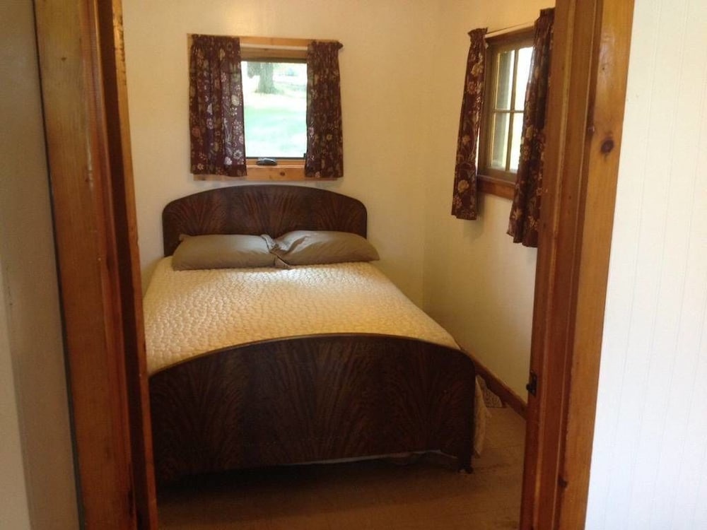 Panoramic Cabin, 2 Bedrooms, Kitchen, Lake View (Willow)