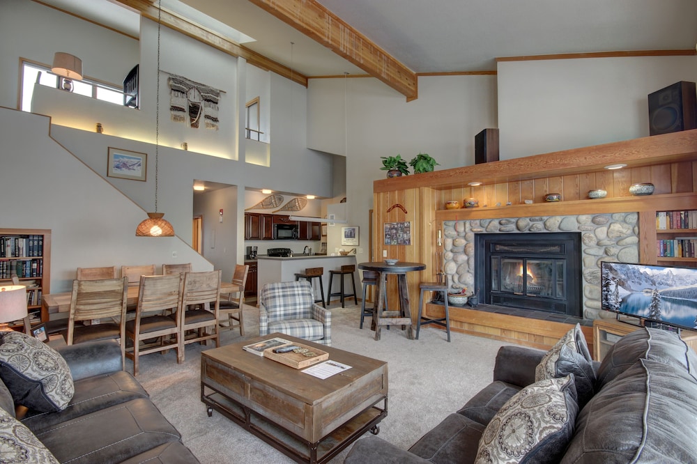 Deluxe Condo, 3 Bedrooms, Balcony, Mountain View (Pines 2169)