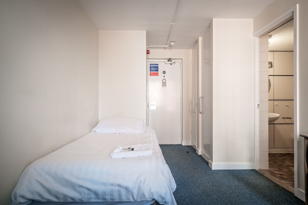 Basic Twin Room, 2 Twin Beds, Ensuite photo 3