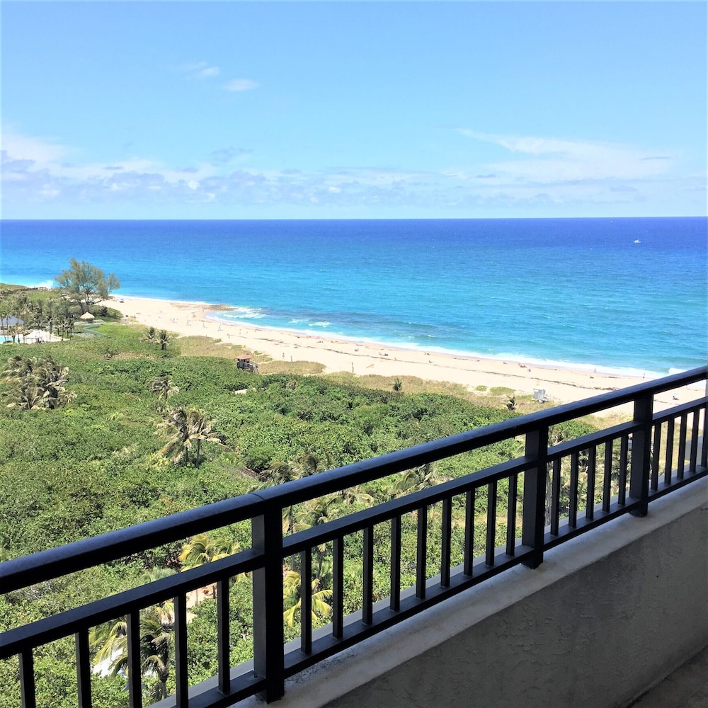 Luxury Condo, 2 Bedroom 2 Bathroom, Ocean View, Single Balcony, 4Counter Stools Kitchen Washer-Dryer