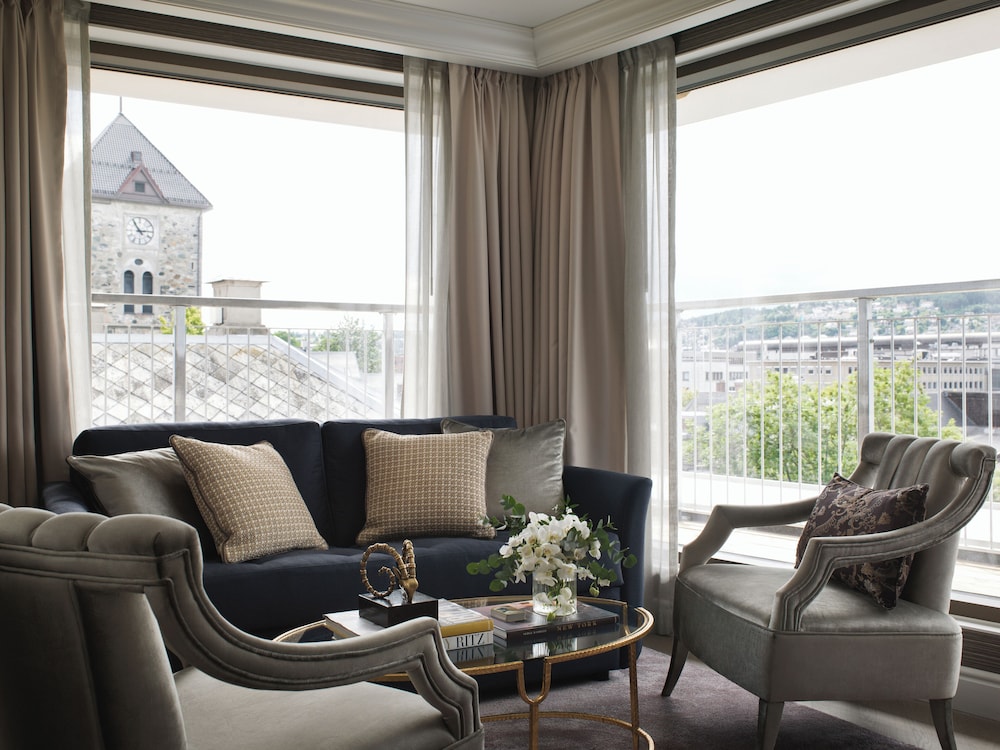 Executive Suite - Photo 1