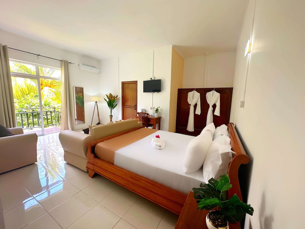 Junior Double Room, Balcony, Garden View