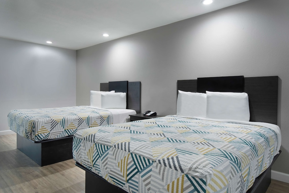 Standard Room, 2 Queen Beds, Non Smoking, Refrigerator & Microwave - Photo 3