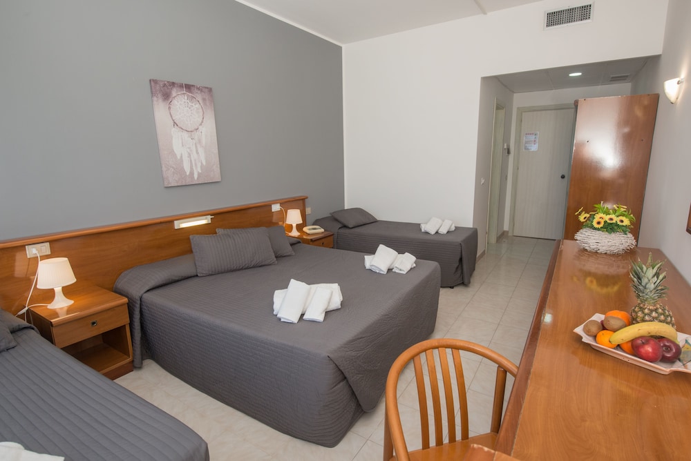 Quadruple Room (2 adults + 2 children) photo 3