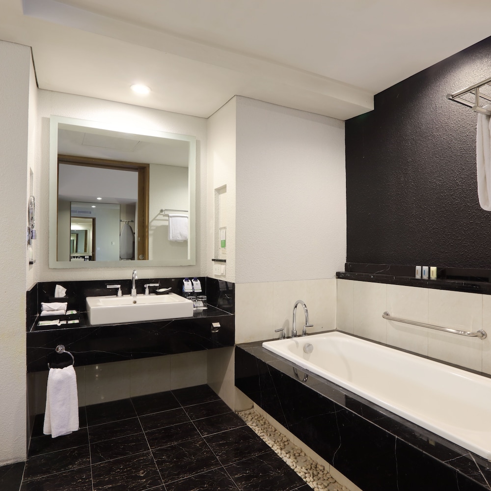 Royal Suite, 1 King Bed - Photo 10