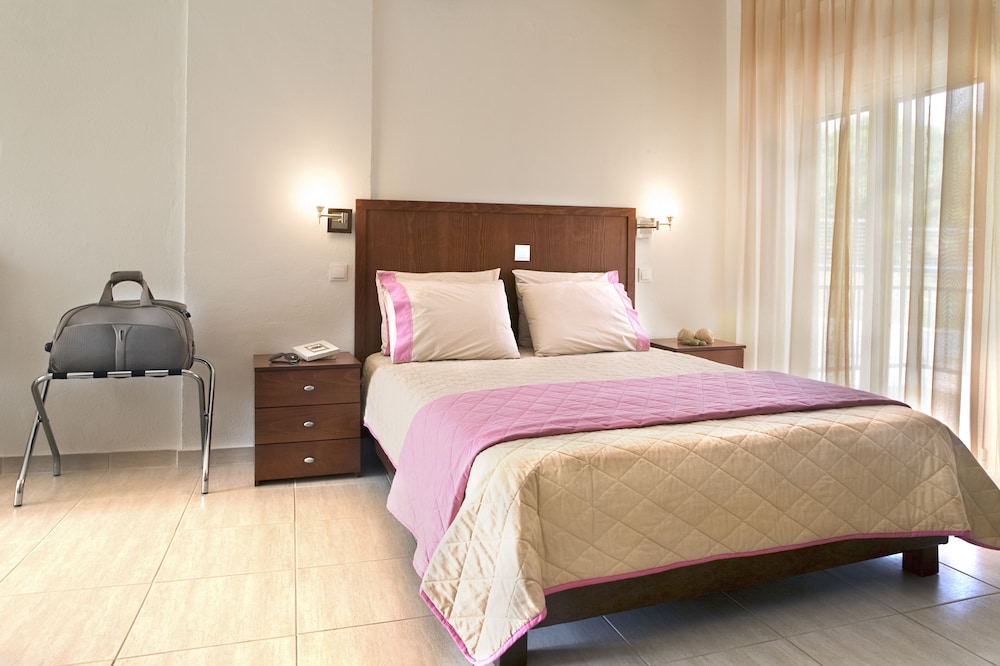 Suite, 1 Queen Bed with Sofa bed photo 1