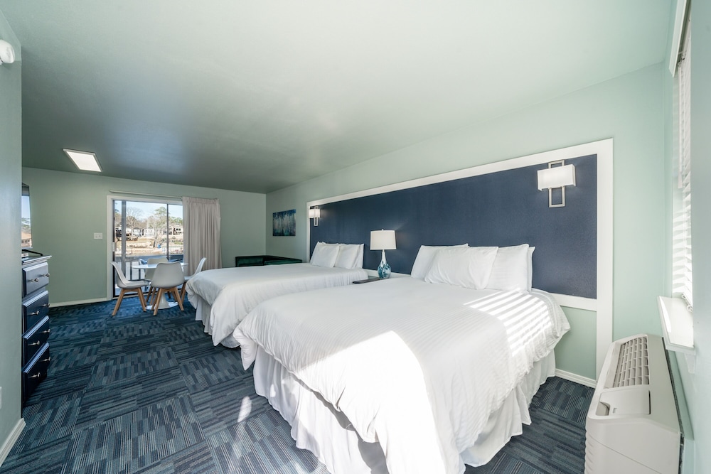 Deluxe Studio Suite, 2 Queen Beds, Lake View