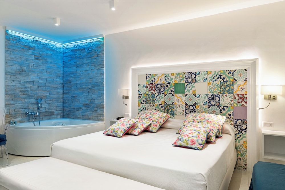 Deluxe Double Room (Adults Only) - Photo 7