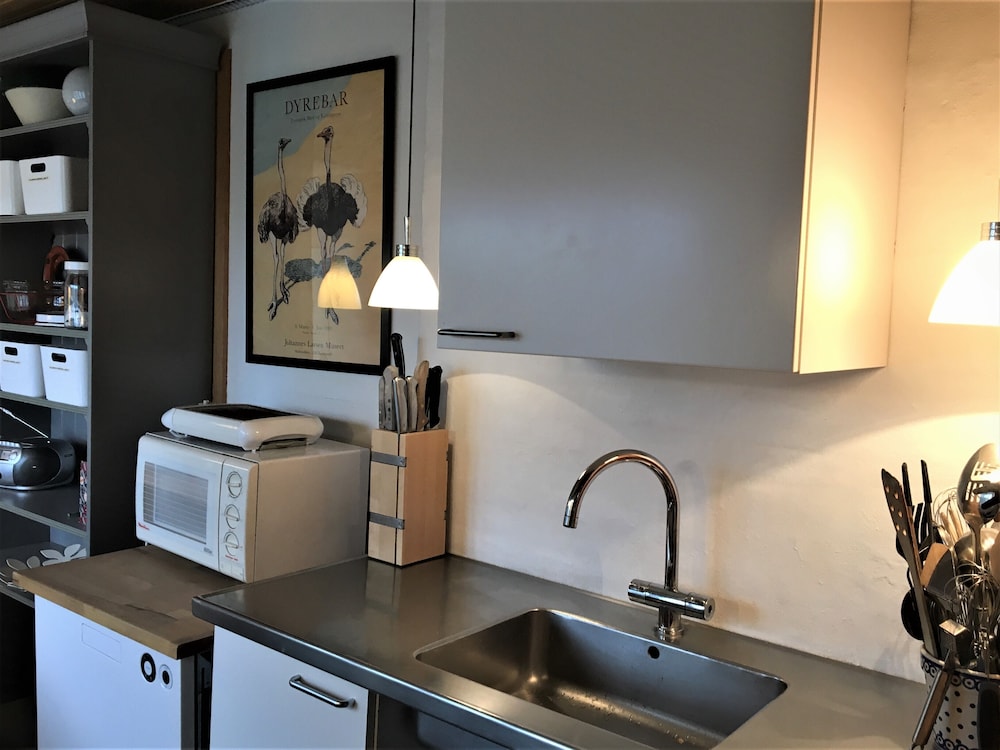 Basic Double Room, Shared Bathroom photo 3