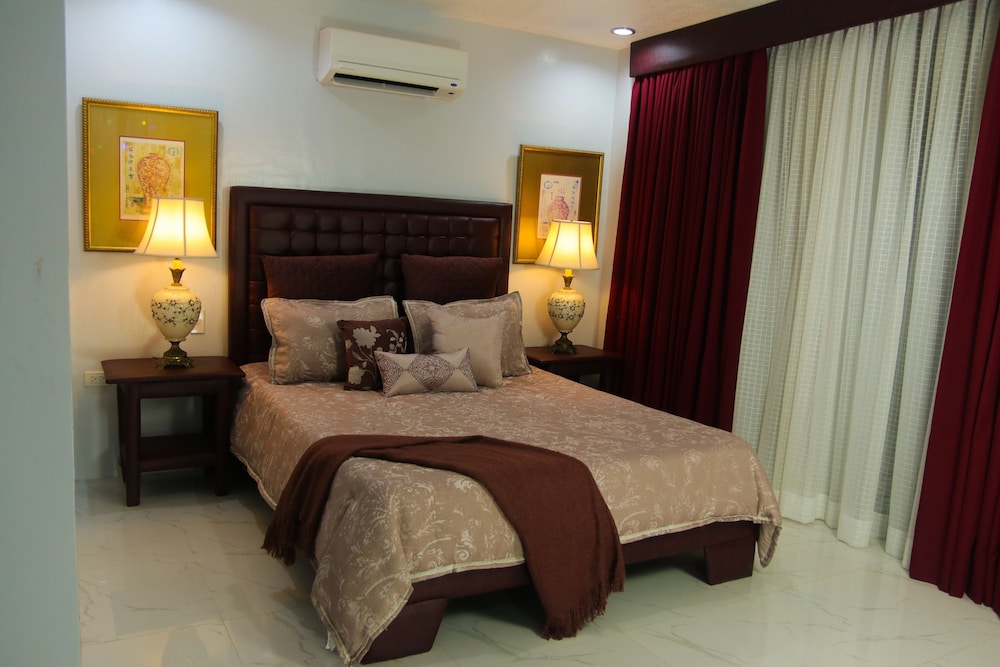 Queen Room photo 1