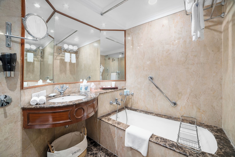 Suite, 1 Queen Bed, Pool View (Contemporary Suite) photo