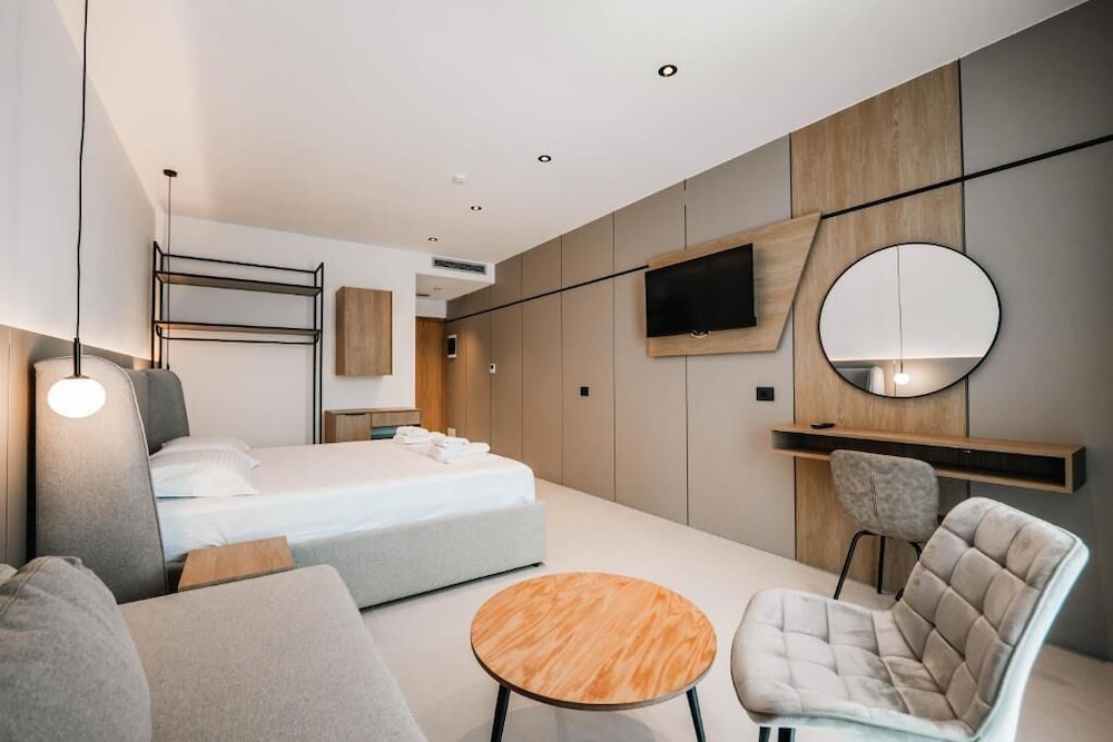 Suite with Pool View