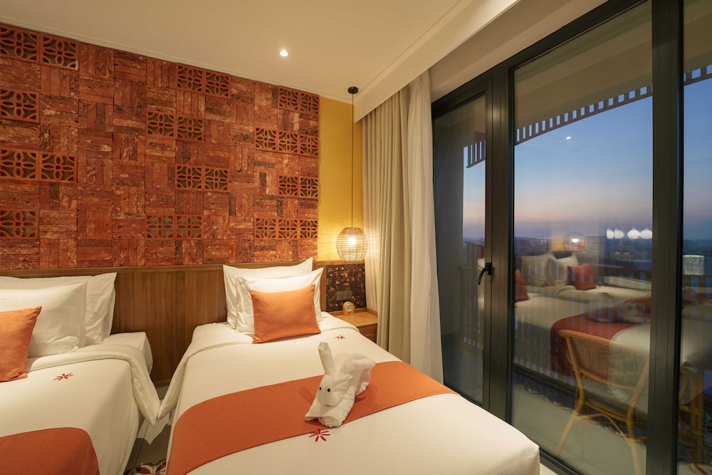 Deluxe Single Room, Multiple Beds, Balcony, City View photo 2