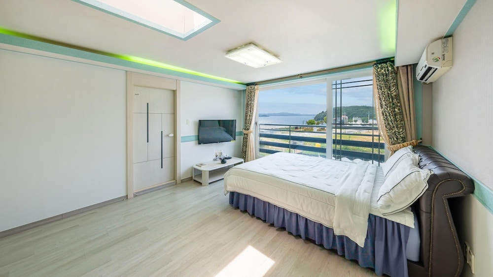 Basic Room, 1 Bedroom (melon)