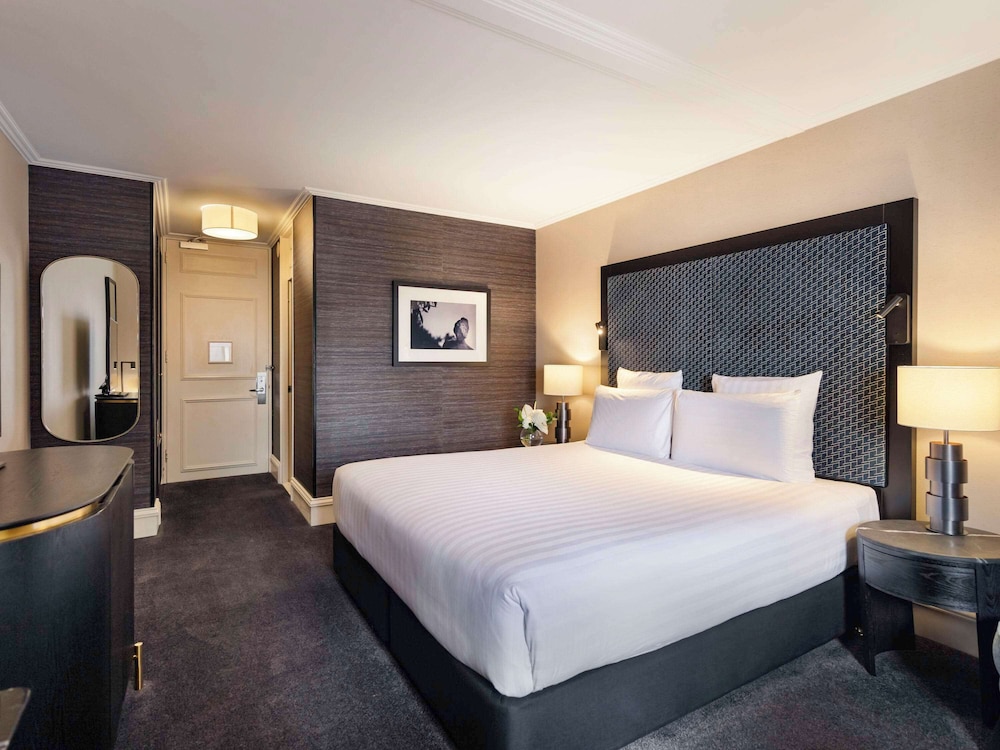 Deluxe Room, 1 King Bed thumbnail 5