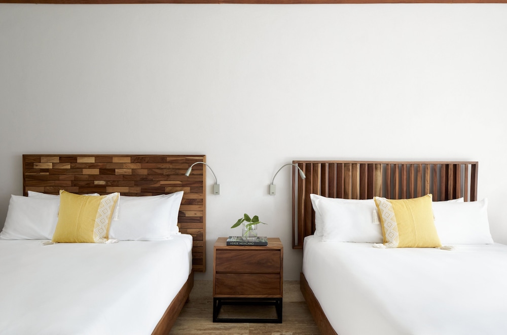 Room, 2 Queen Beds, Balcony (Essential) photo 2