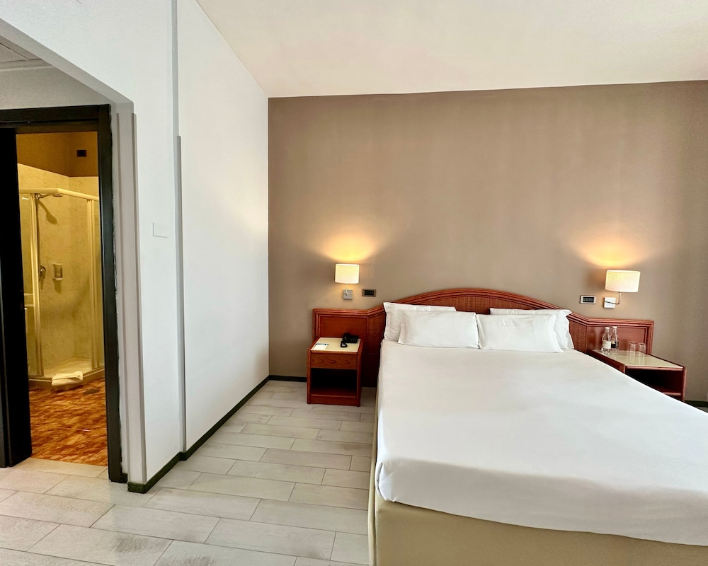 Standard Double or Twin Room - Photo 3
