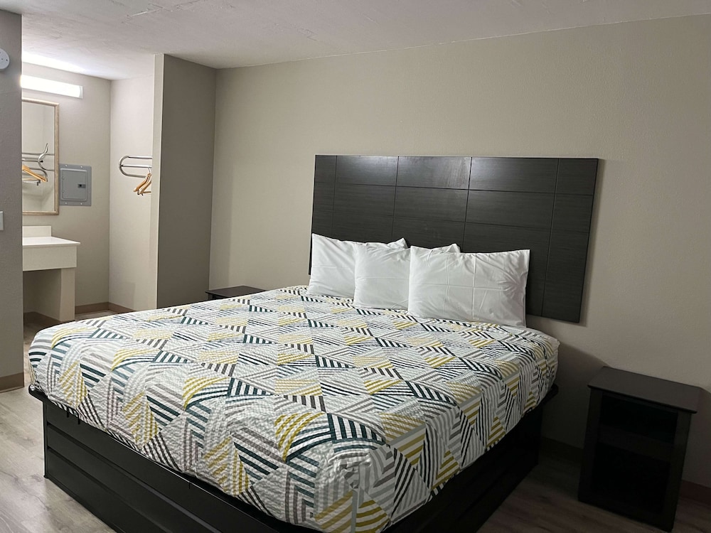 Deluxe Suite, 1 King Bed, Non Smoking, Refrigerator & Microwave photo 1