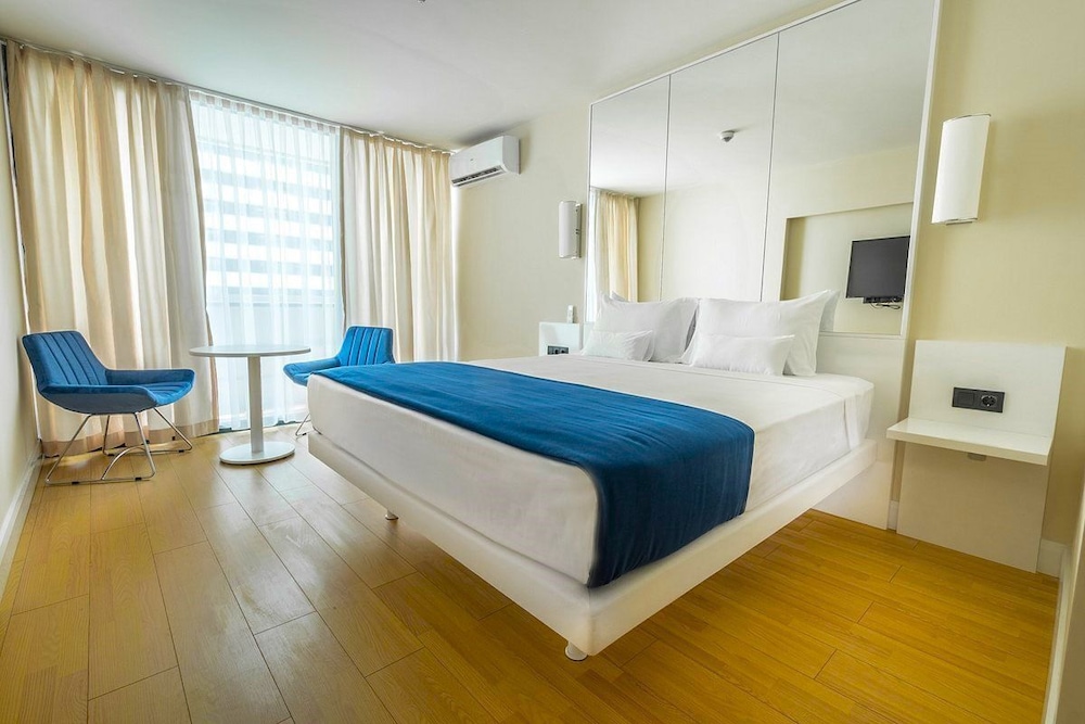 Suite, Sea View