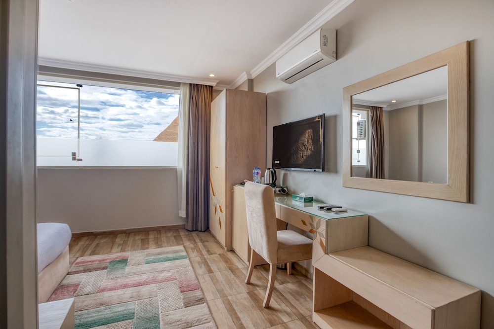 Standard Double Room With Panoramic Pyramids Window View - Photo 6