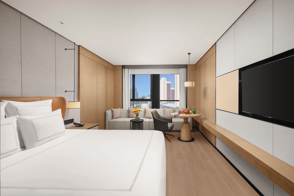 Premier Suite, 1 King Bed, Club Lounge Access, City View - Photo 2