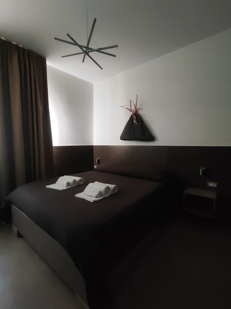 Comfort Double Room, Private Bathroom, Courtyard View (Vesuvio)