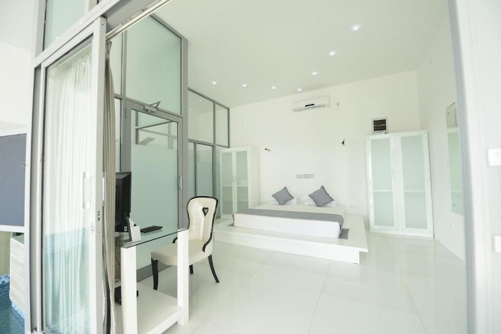 Superior Room, Pool Access
