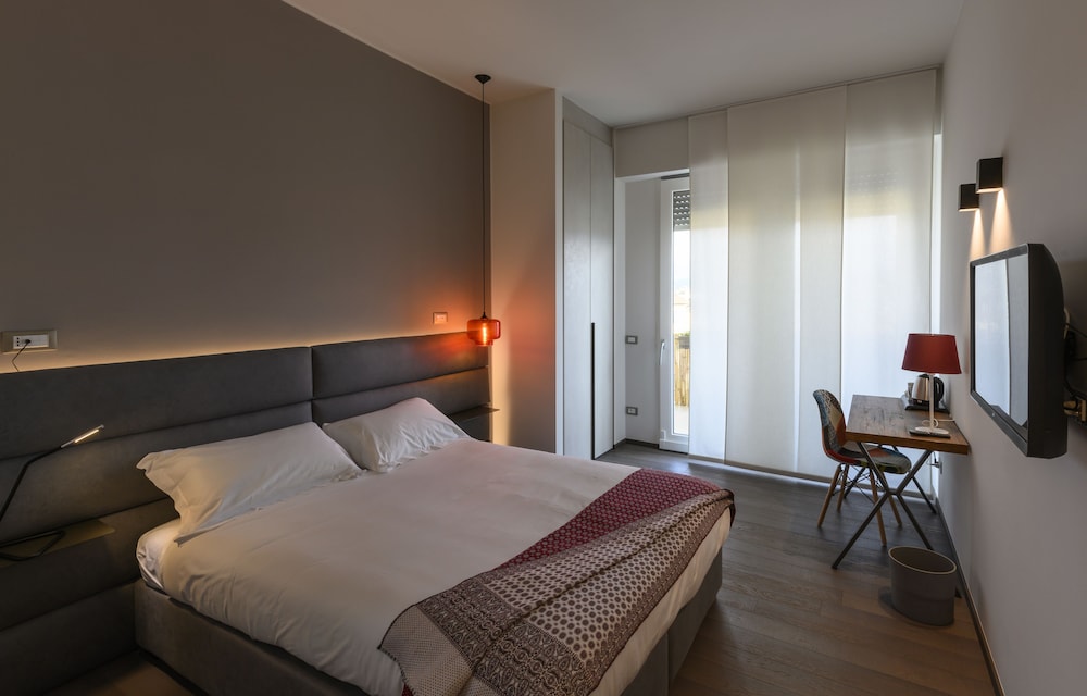 Standard Double or Twin Room, City View photo 1