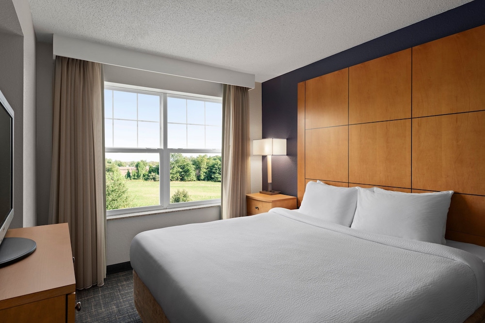 Suite, 1 Bedroom - Photo 2