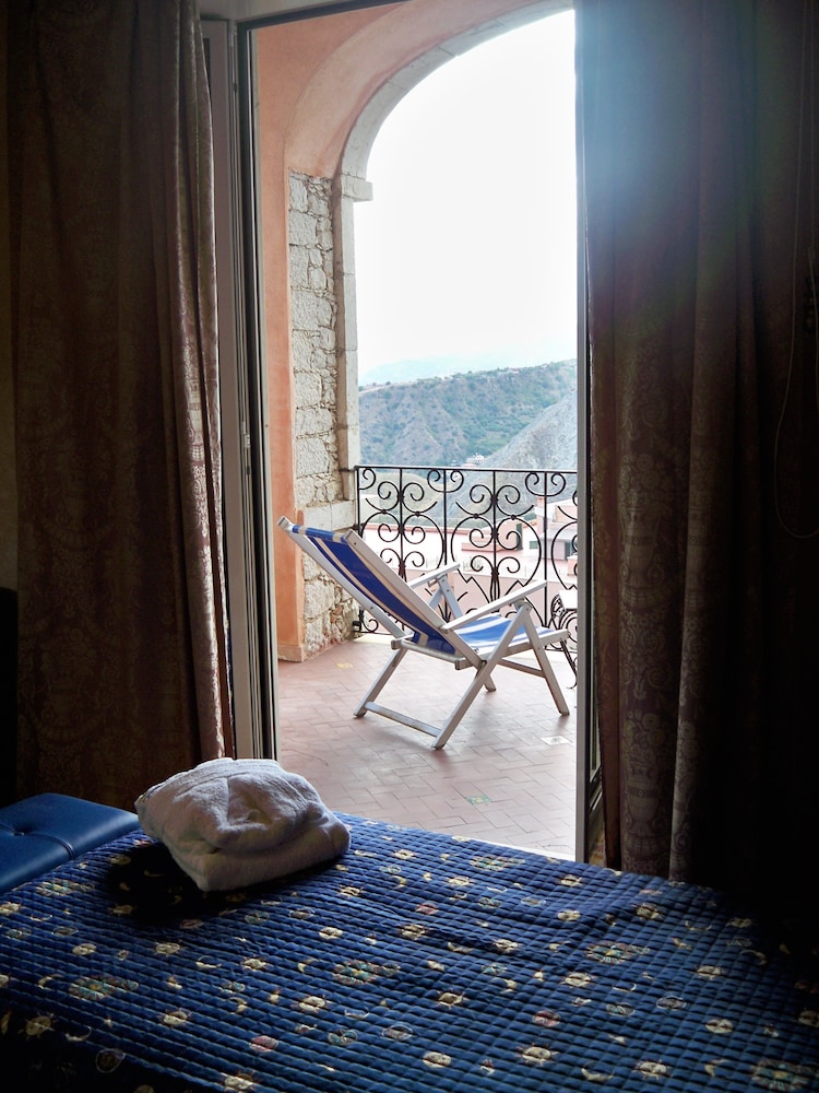 Junior Suite (Sea or Mount Etna view)
