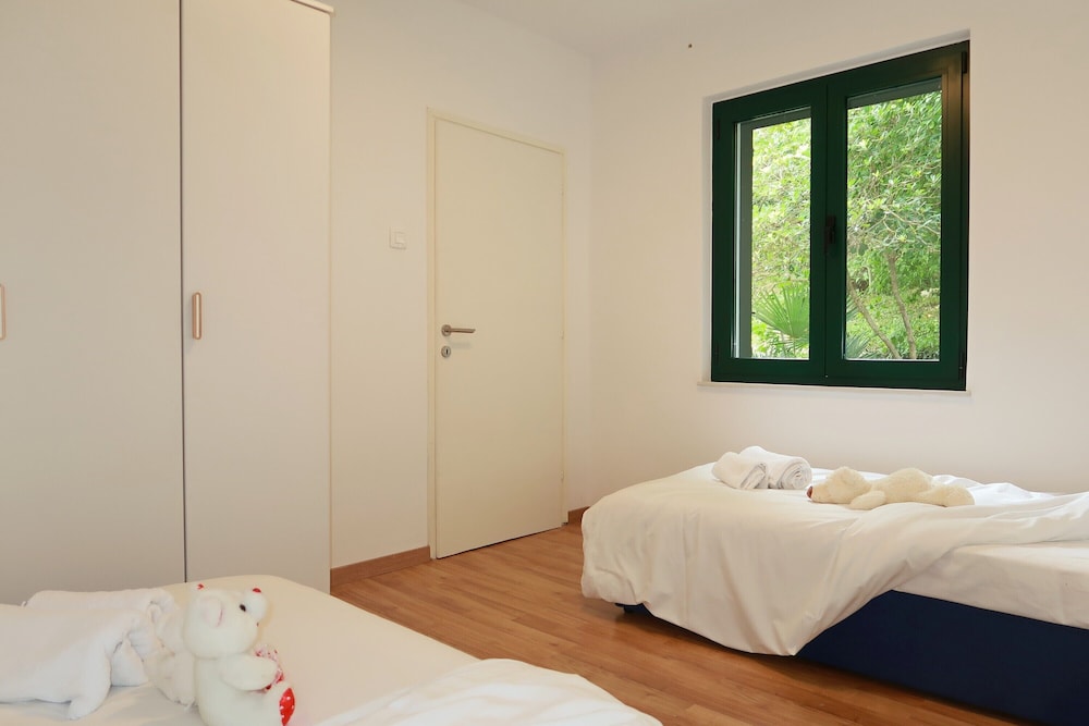 Family House, Multiple Bedrooms, Mountainside (Beachside House Lara)