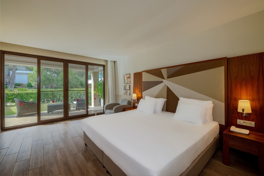 Lagoon Family Deluxe Suite Swim-up Sharing Pool photo 2
