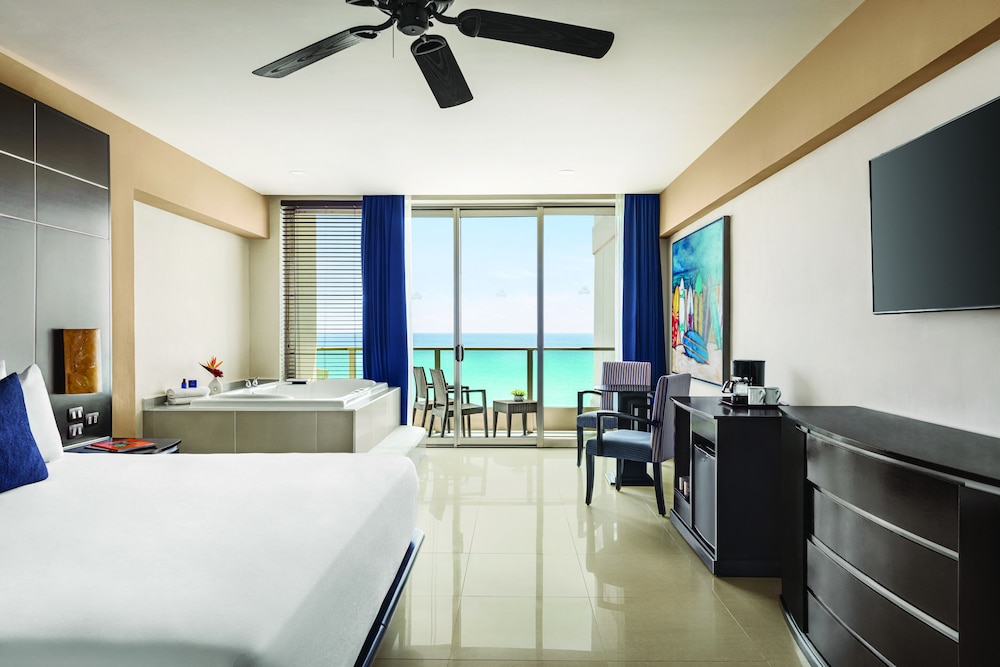 Premium Suite, 1 King Bed photo 2