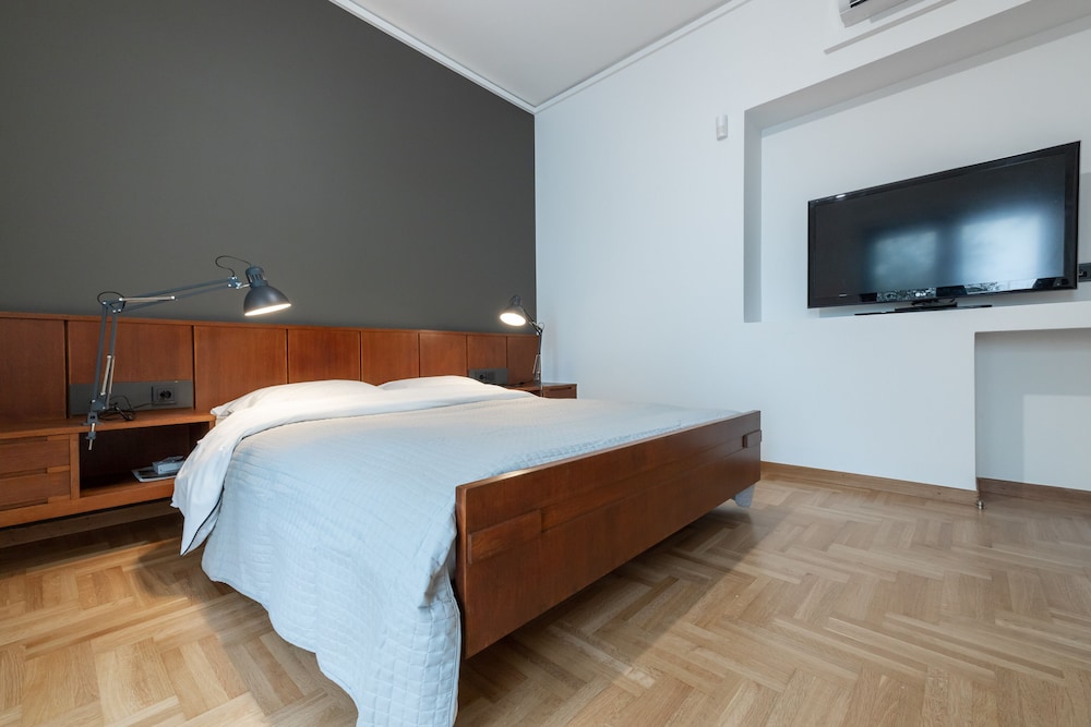 Grey and White Two Bedroom Apartment Free Parking photo 2