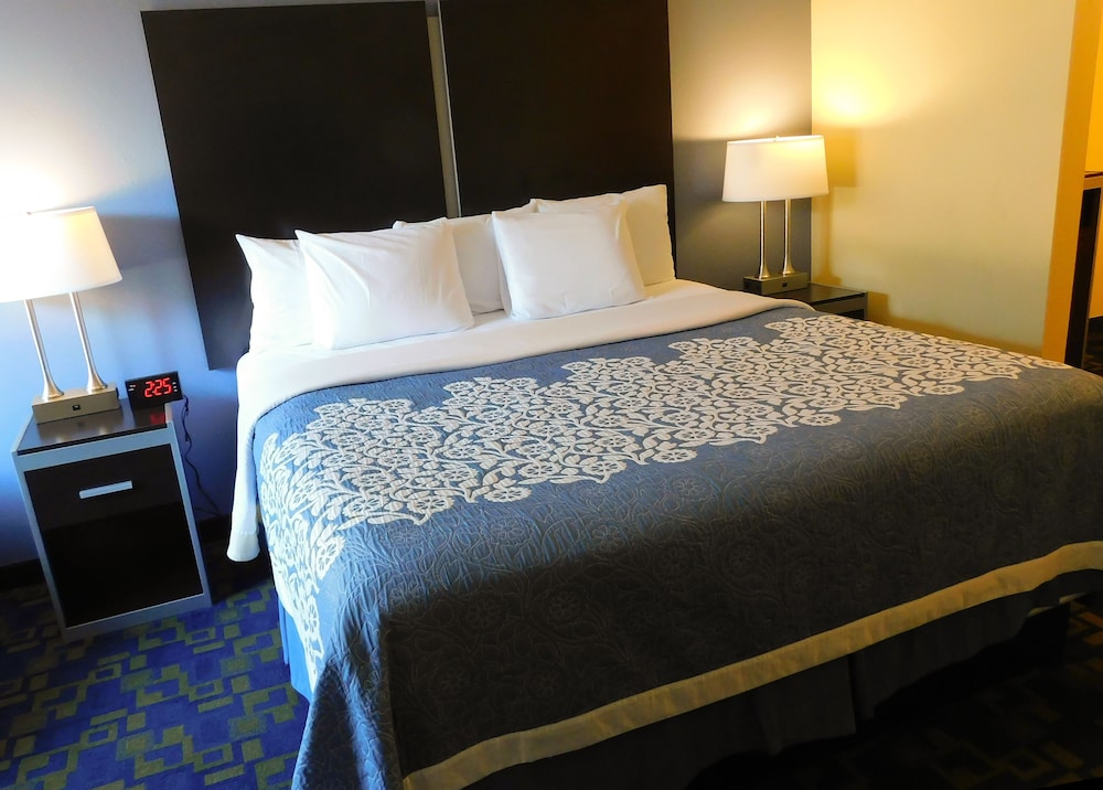 Room, 1 King Bed, Accessible, Smoking photo 2