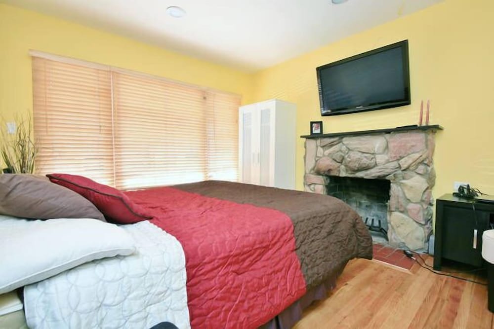 3 Bedroom 2 Bathroom and Living Room House photo 1
