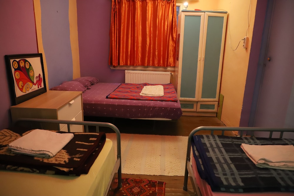 Basic Quadruple Room, Multiple Beds, Non Smoking, Shared Bathroom photo 1