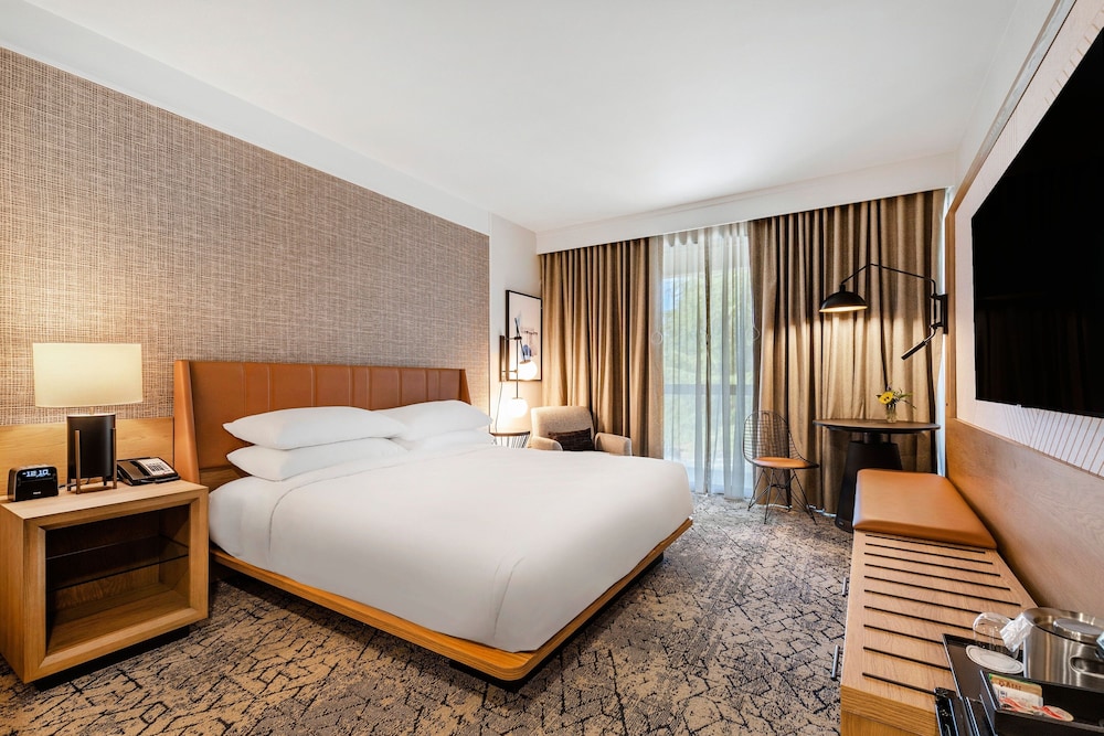 Club Room, 1 King Bed, Balcony - Photo 9