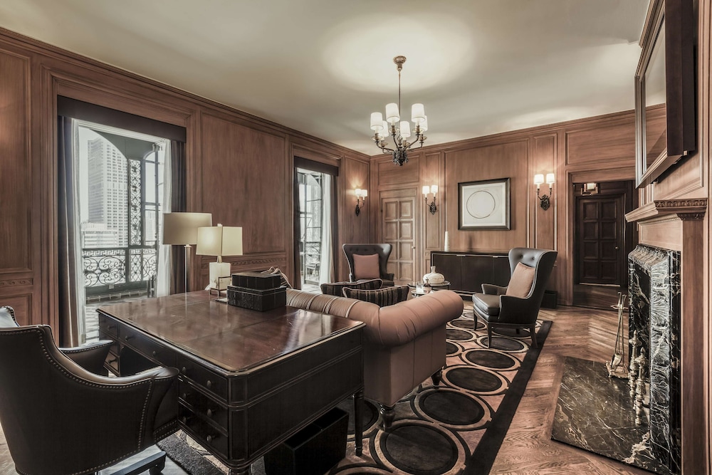 Suite, 1 King Bed, Balcony (Buckingham Legacy)