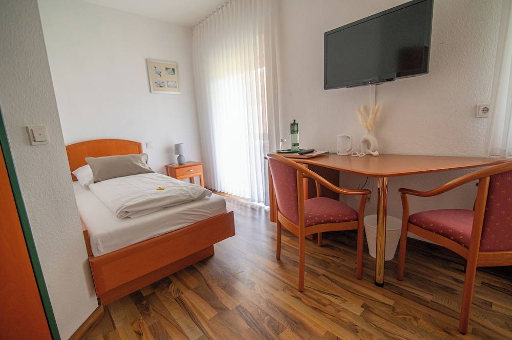 Basic Double or Twin Room photo 1