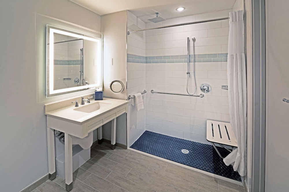 Premium Room, 1 King Bed, Accessible, Balcony (Mobility, Bathtub, OceanFront) - Photo 7