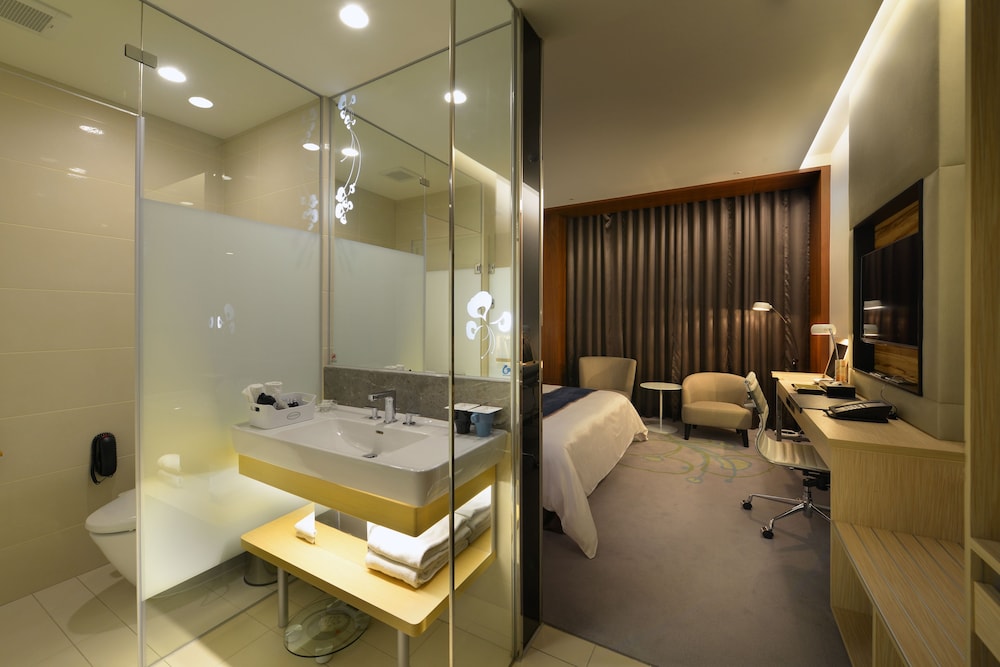 Deluxe Room (No extra bed;Accept 1child each room:0-5Y stay free;6-11Y NTD700at front desk) photo 2