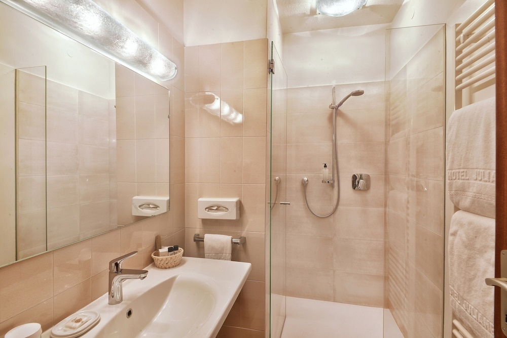 Double Room (EAST SIDE without balcony) - Photo 5