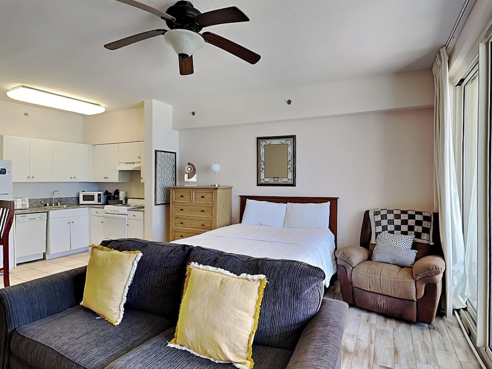 Studio, 1 Queen Bed, Balcony, Ocean View (#1706 - No Pets)