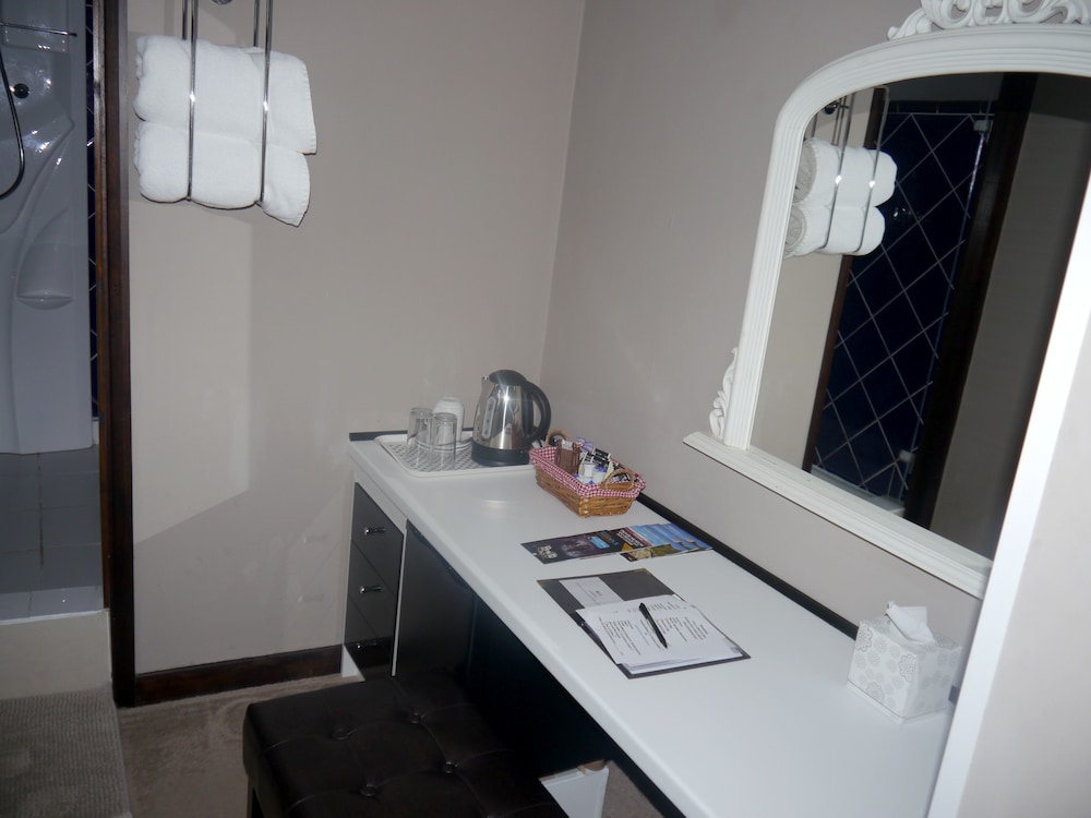 Deluxe Suite, 1 King Bed, Non Smoking photo 2